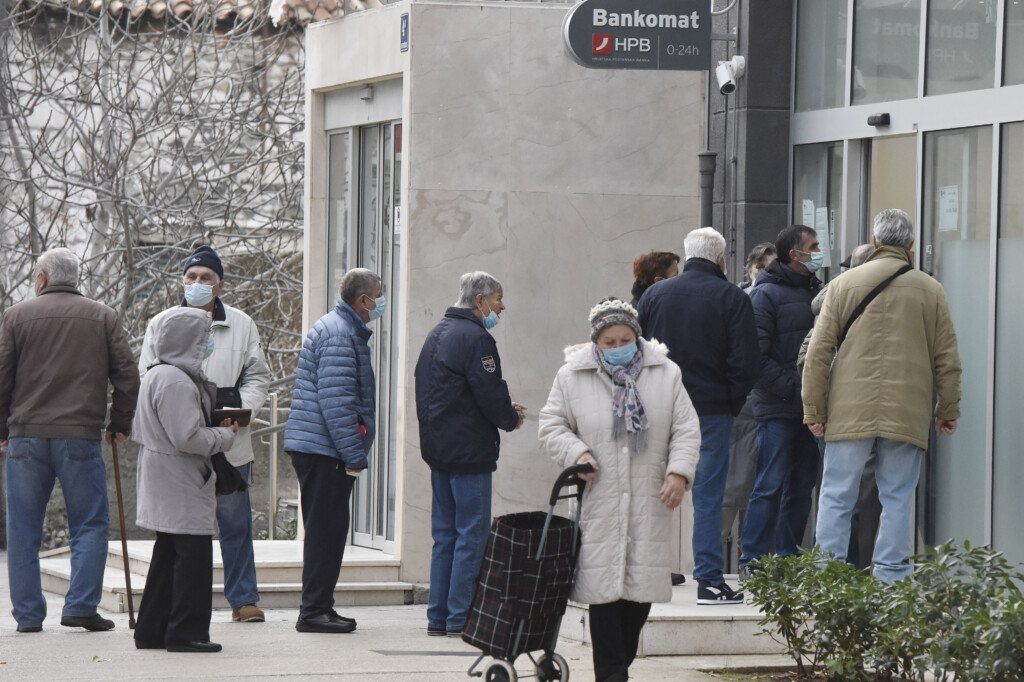 Šiibenik: Gužve ispred banke za podizanje mirovina