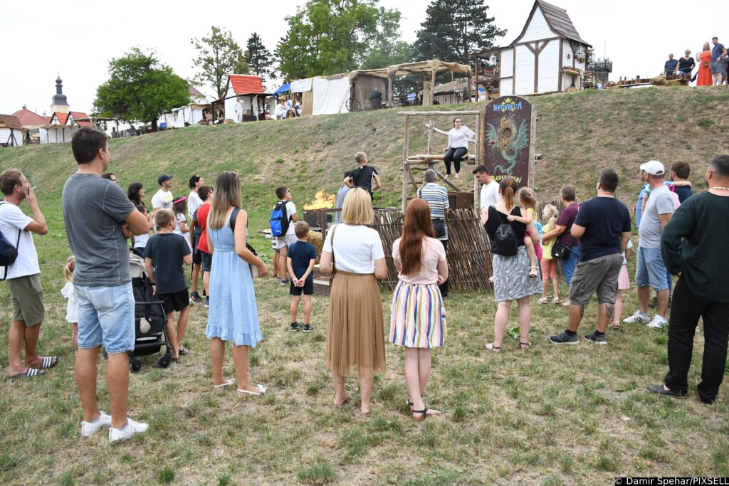 Koprivnica: Na Renesansnom festivalu zabava je i gađanje nakon kojeg slijedi kupanje u bačvi