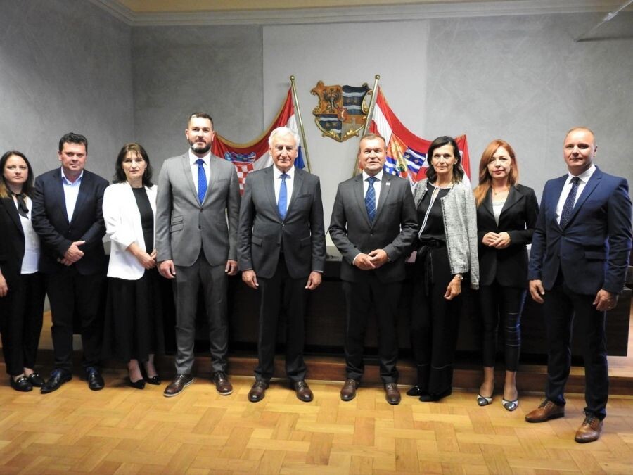 ecf37b9ee2f9f30add4846f9d8b9615d_XL