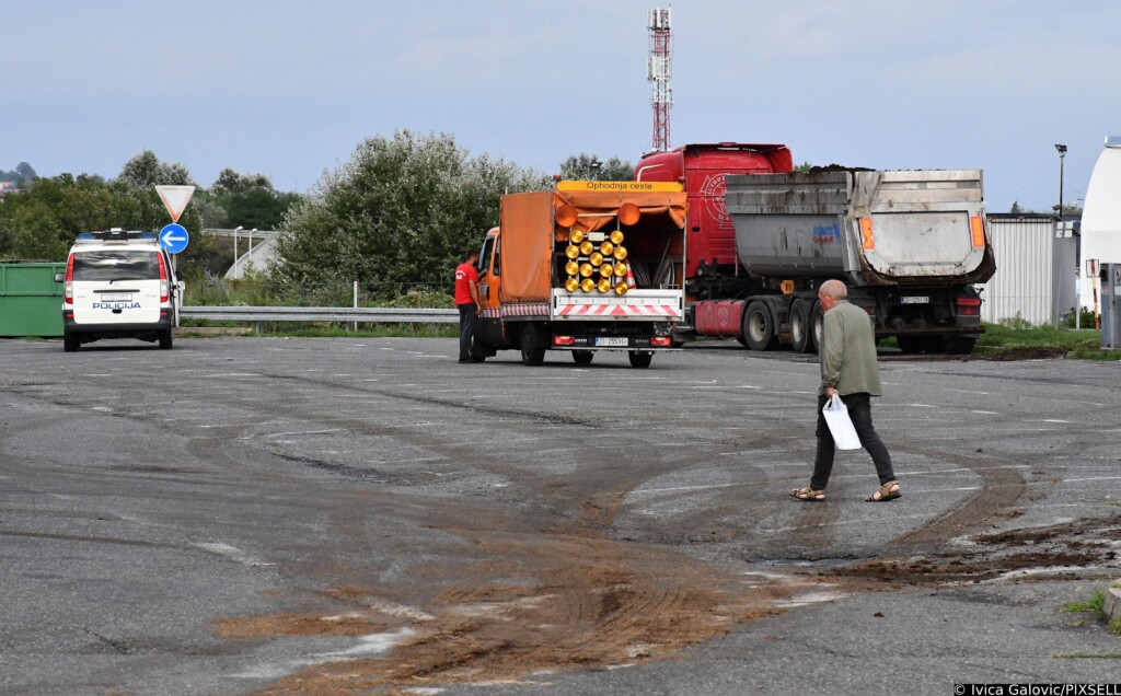 Na autoceasti A3 kod Slavonskog Broda iz prikolice kamiona ispalo stajsko gnojivo