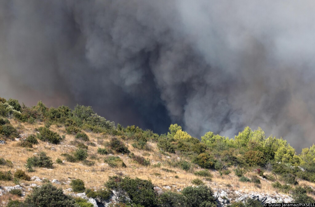 Izbio požar kod Trogira, gasilo ga 20 vatrogasaca