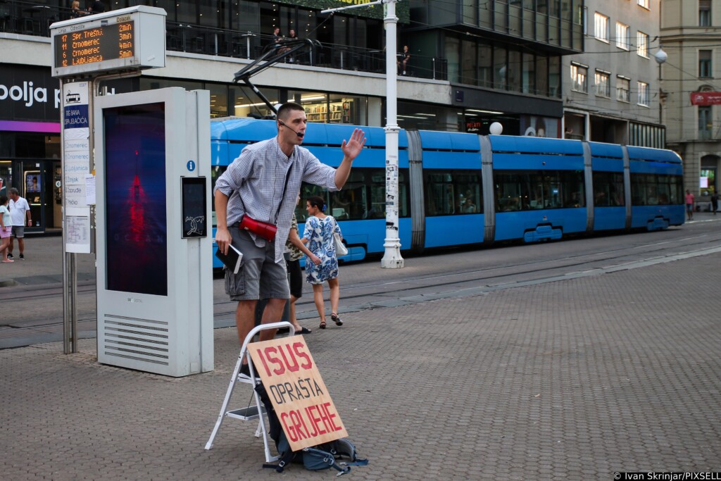 Zagreb: Mladi propovjednik na Trgu tumačio prolaznicima Bibliju
