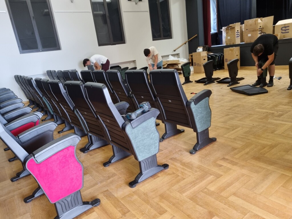 Novi stolci krasit će dvoranu Pučkog otvorenog učilišta Vrbovec