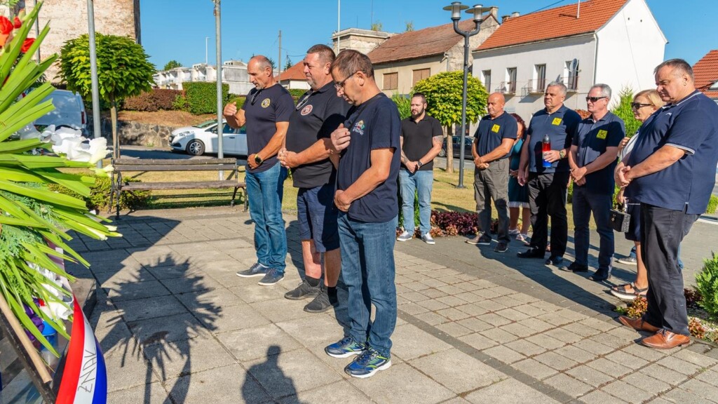 Čazma: Uoči Dana pobjede i domovinske zahvalnosti te Dana hrvatskih branitelja položen vijenac i zapaljene svijeće