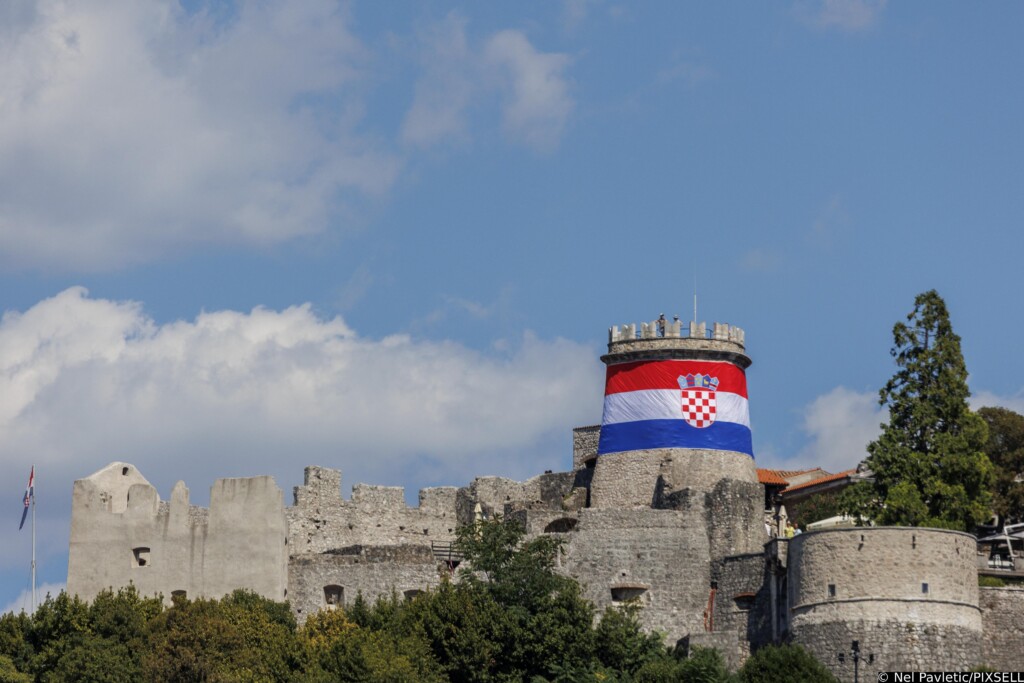 Na Trsatskoj gradini razvijena hrvatska zastava povodom 27. obljetnice vojno-redarstvene operacije Oluja