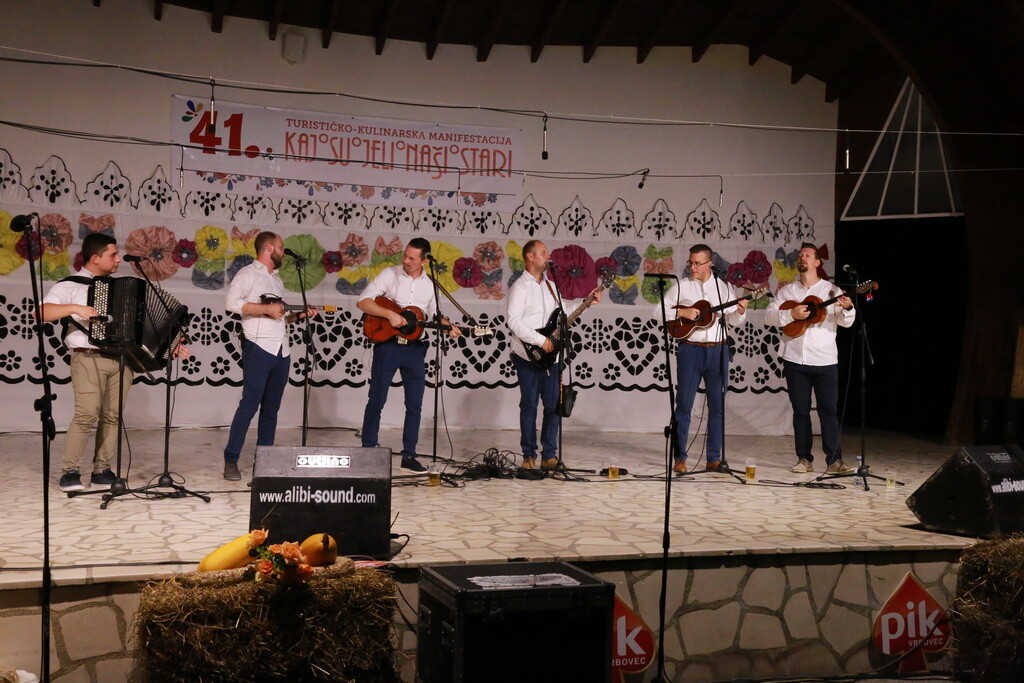 Martinje u centru Vrbovca uz domaća jela, Zlatni vez i HKUD Petar Zrinski