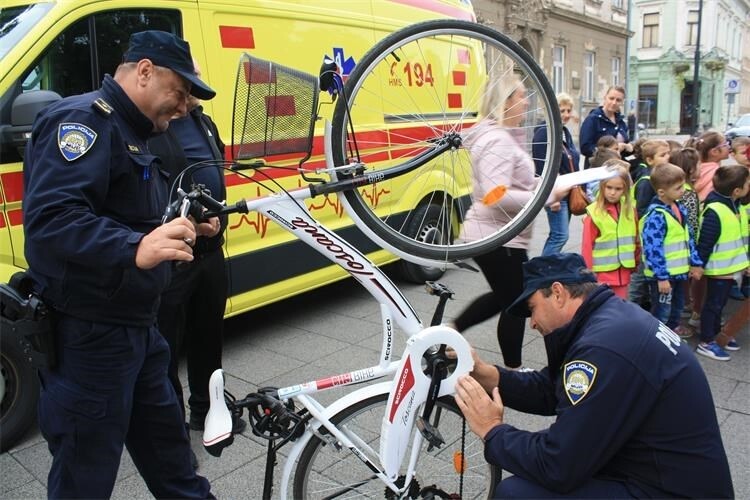 Policija besplatno registrirala bicikle i educirala o sigurnosti u prometu