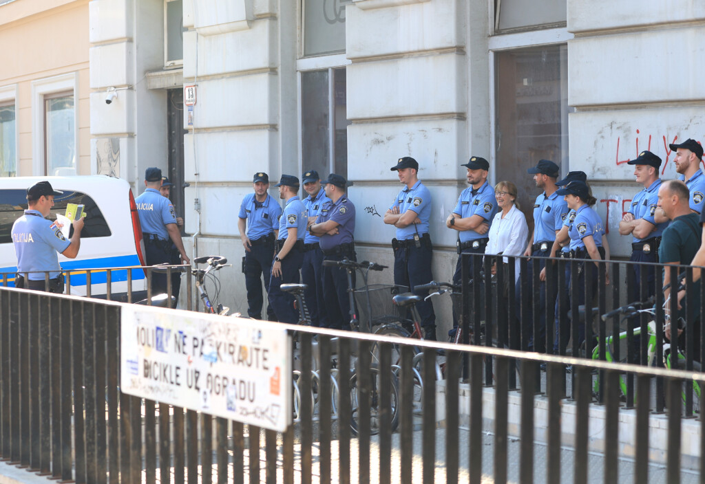Zagreb: Policija na glavnom Trgu uoči utakmice Dinamo-Chelsea