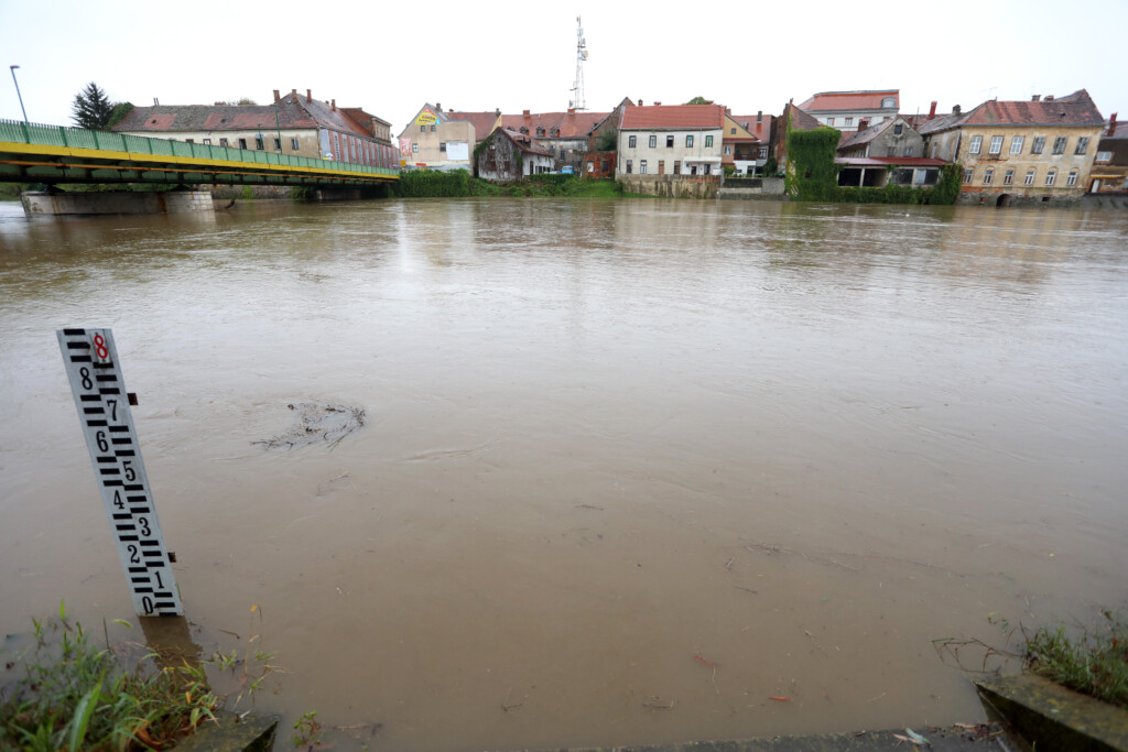 Hrvatske vode: Kupa se izlila u Brodu na Kupi, očekuje se brzo opadanje vodostaja
