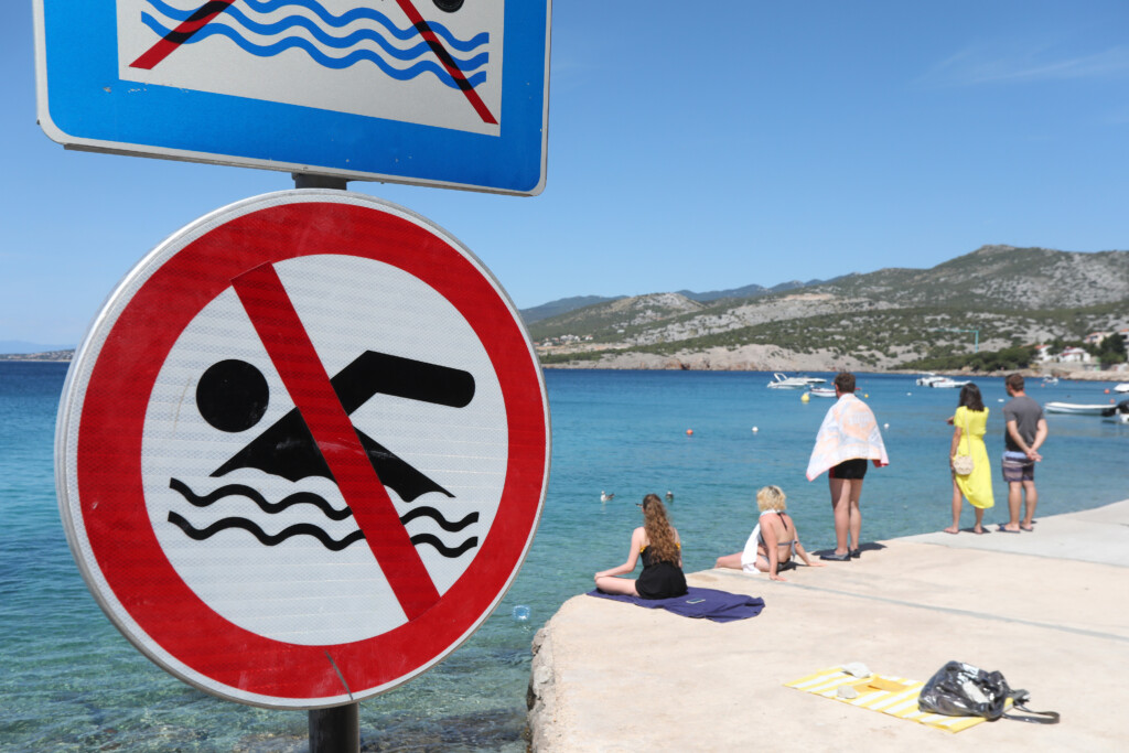 More na plaži Ispod zidina na Korčuli zagađeno fekalijama