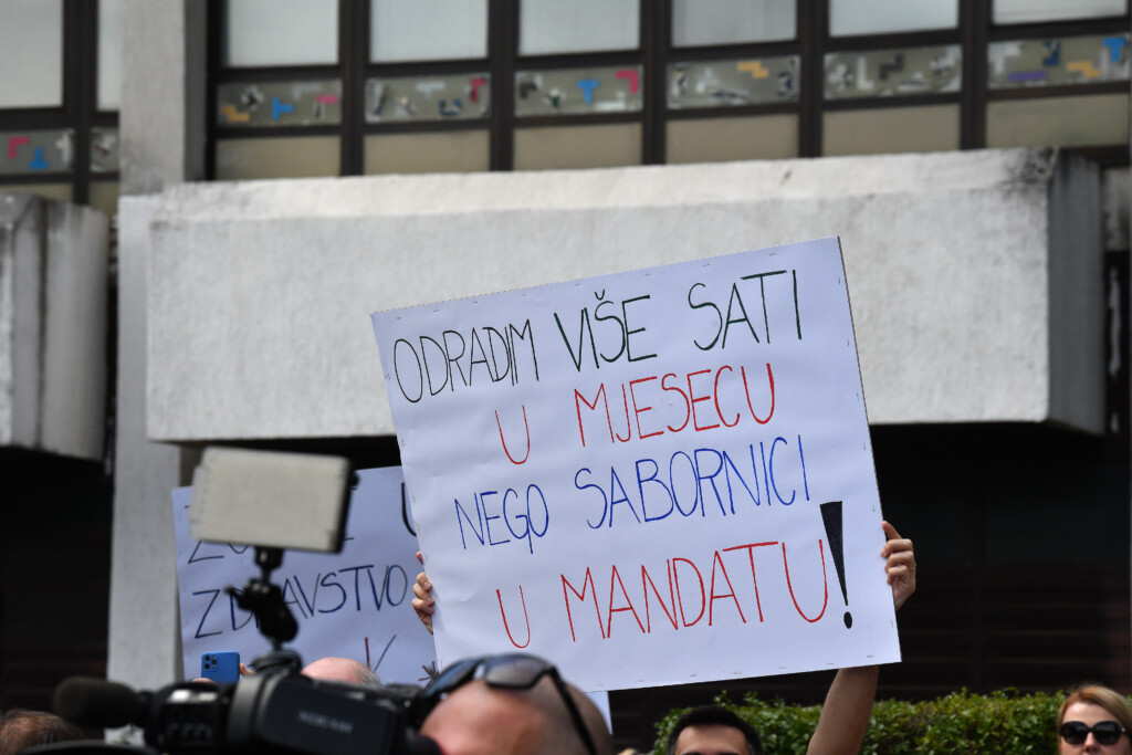 Prosvjed mladih liječnika koji traže reformu zdravstvenog sustava, došli liječnici iz većine županija i zagrebačkih bolnica