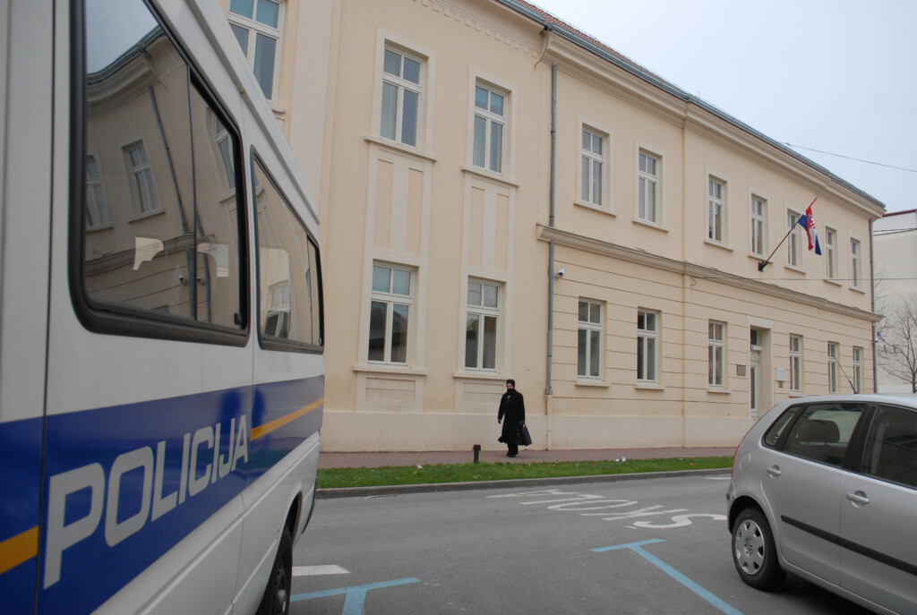 Pirotehničari i policijski pas ‘češljali’ tri zgrade Druge OŠ Bjelovar u potrazi za bombom