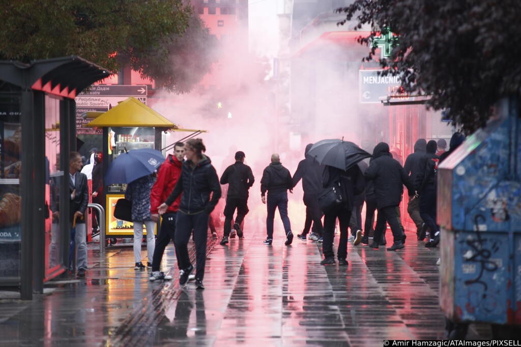 Deseci uhićenih u Beogradu: Huligani se sukobili s policijom, čuli su se i topovski udari