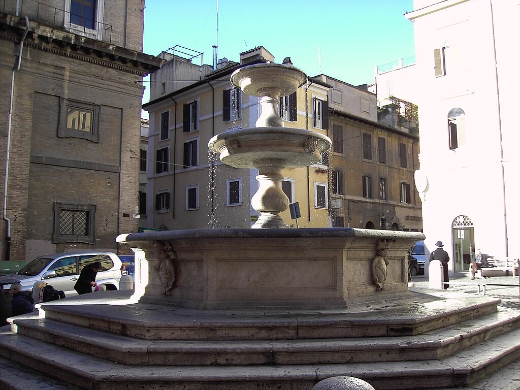 Kaznili turista s 450 eura jer je jeo i pio sjedeći uz rub fontane