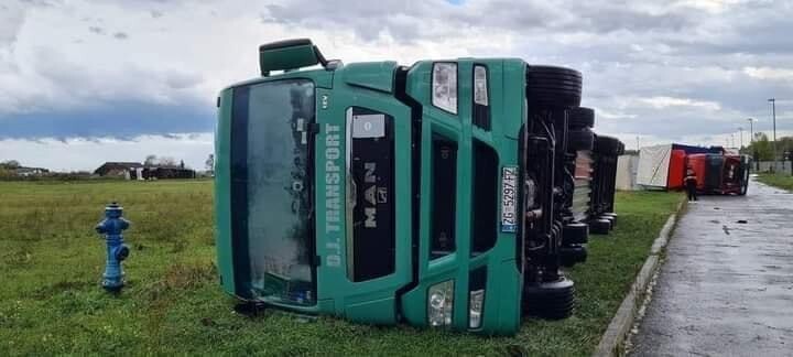 DRAMA NA CESTAMA Olujno nevrijeme prevrnulo kamione, oštećeni brojni automobili i objekti