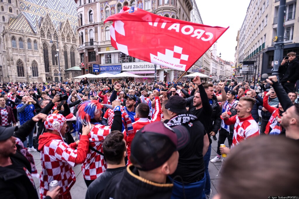 [VIDEO] LUDNICA U BEČU Hrvatski navijači preplavili glavni bečki trg