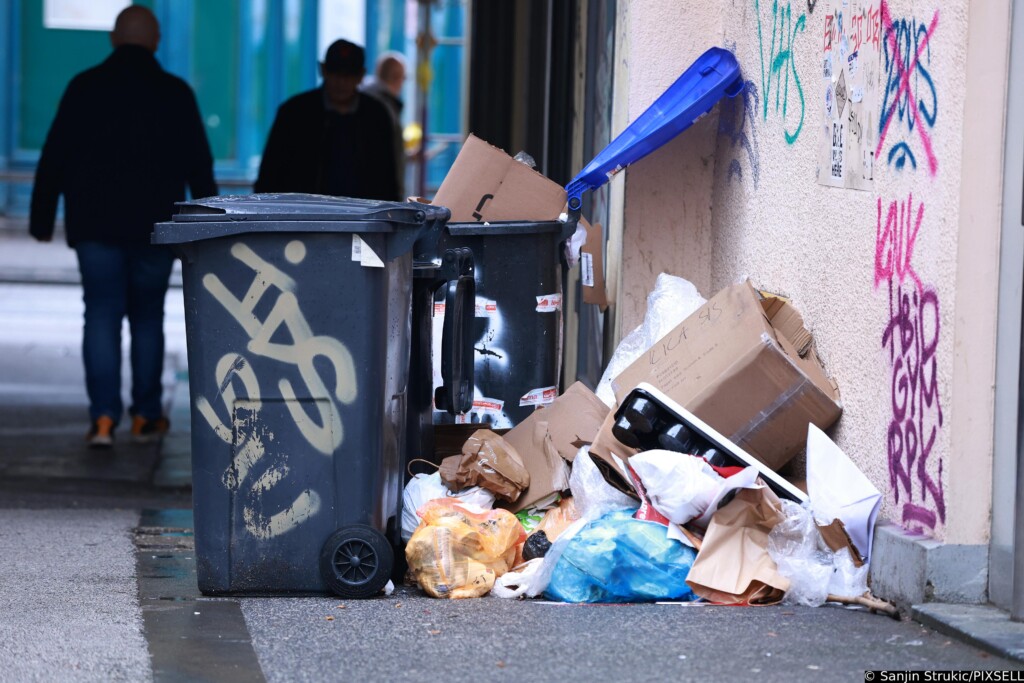 Zagreb: Kante i kontejneri prepuni smeća u središtu grada