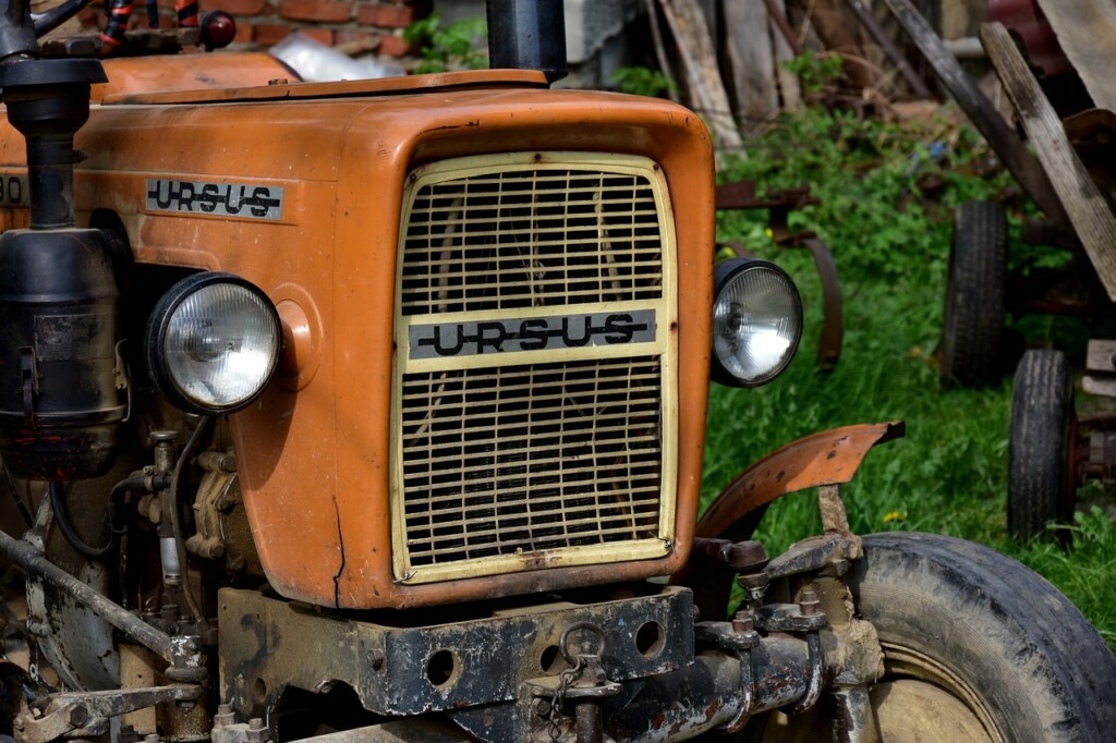 Pijani vozač traktora skrivio prometnu drljačom i sijačicom