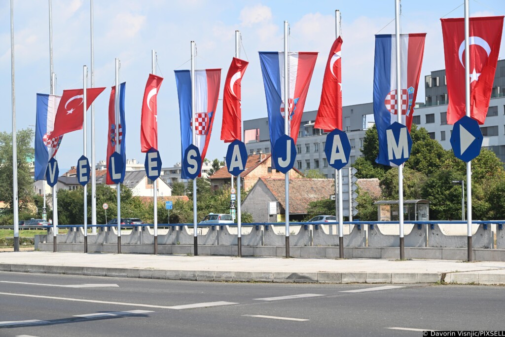 U Zagrebu postavljene zastave Turske povodom dolaska Erdogana