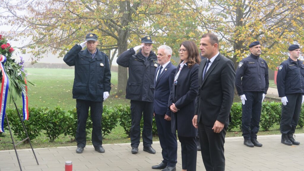 U Čakovcu položeni vijenci i zapaljene svijeće u spomen na branitelje i civilne žrtve Domovinskog rata