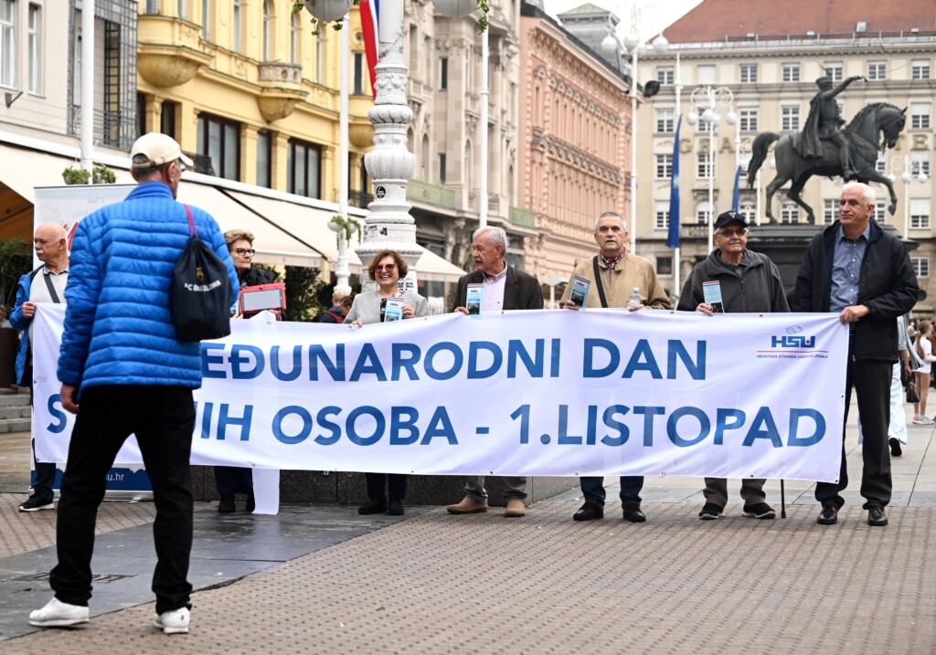 Uz Dan starijih osoba, HSU održao “šutljivi prosvjed” na glavnom zagrebačkom trgu