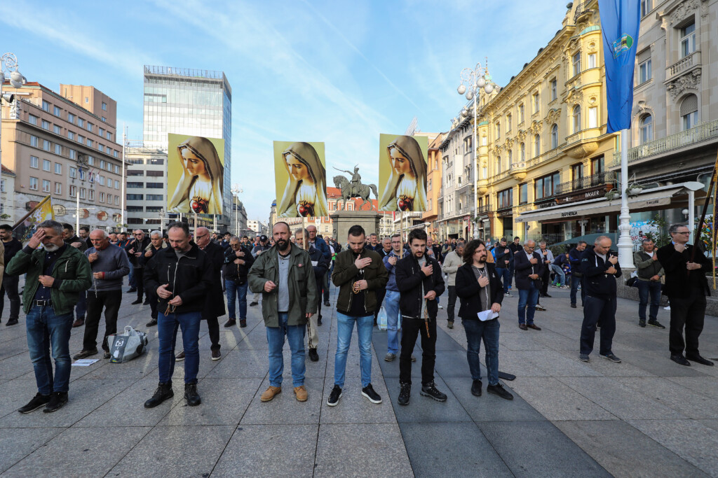 Zagreb: Muškarci na na Trgu bana Josipa Jelačića molili krunicu