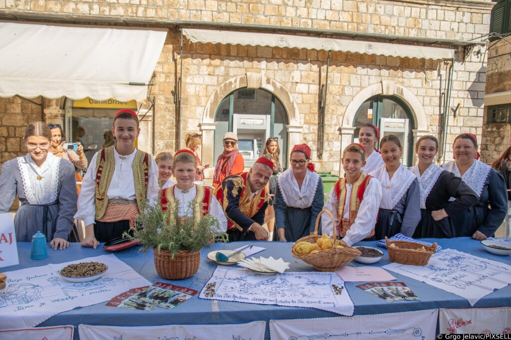 Održana humanitarna 19. „Dubrovačka trpeza“ na Stradunu