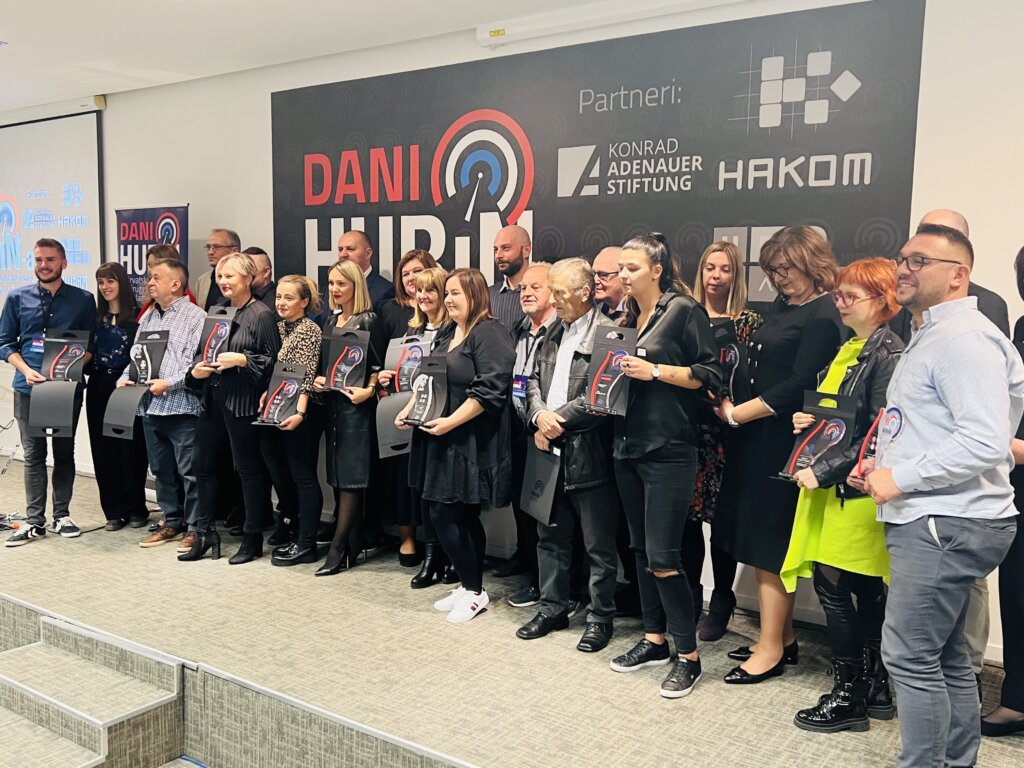 Dodijeljene nagrade HURiN: Zlatni mikrofon Radio Karlovcu