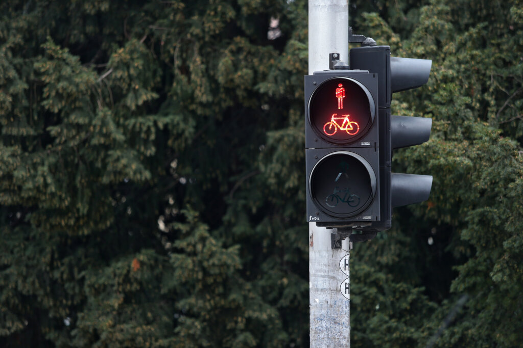 Zagreb: Iako semafori reguliraju promet biciklista, na prijelazu nema biciklisti?ke staze