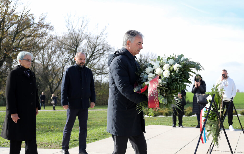 Predstavnici srpskih organizacija položili vijenac i ispred spomen-obilježja na Ovčari  u znak sjećanja na žrtve Vukovara