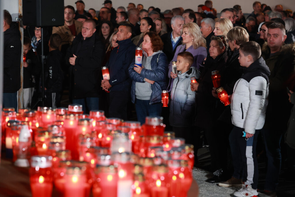 Vukovar: Paljenje svijeća i molitva ispred Nacionalne memorijalne bolnice Dr. Juraj Njavro