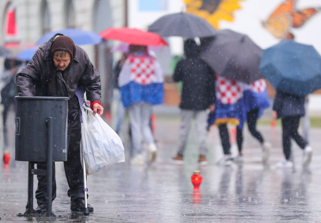 Vukovar: Baka Magdalena po kiši skuplja boce, sudionici kolone Sjećanja dali su joj novce da bar danas ima za topli obrok