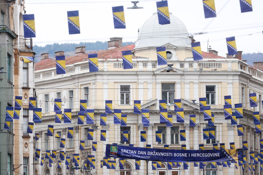 U Titovoj ulici u Sarajevu postavljene su zastavice  povodom  Dana državnosti BiH