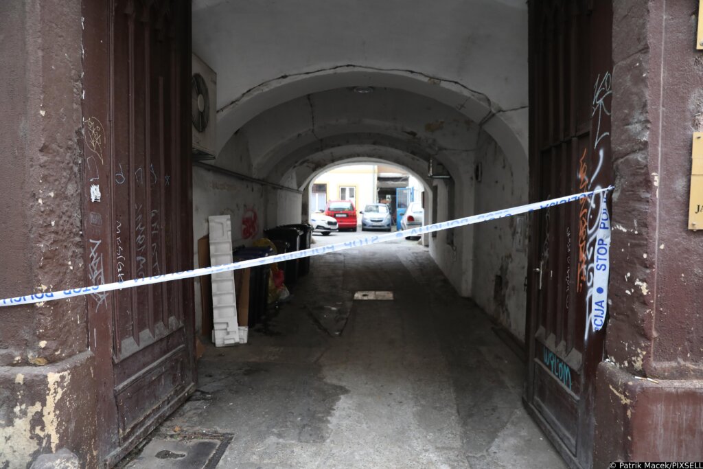 Netko je zalio benzinom stubište u Zagrebu pa sve zapalio: Izgorio stan, u njemu su spašavali ženu
