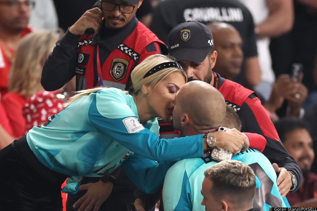 KATAR 2022 - Utješni poljubac Milanu Borjanu, vrataru Kanade, nakon izgubljene utakmice