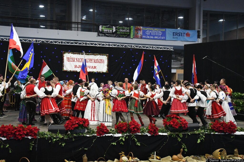 Bjelovar: Folklorne grupe nastupile u sklopu 14. Ve?eri nacionalnih manjina