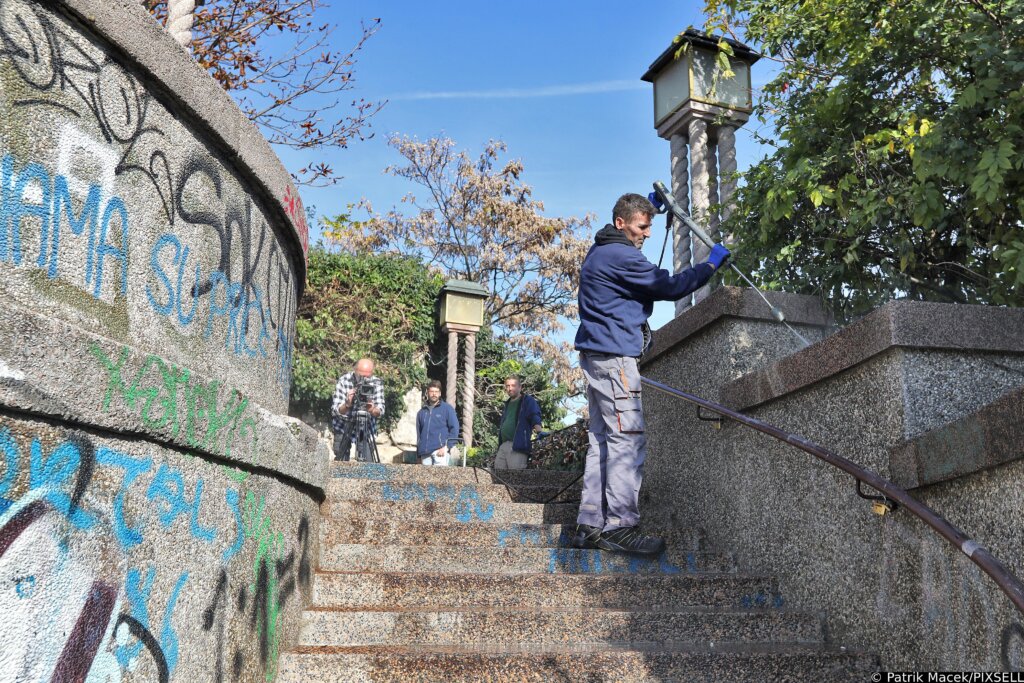 Zagreb: Počelo Uklanjanje Grafita Na Zakmardijevim Stubama