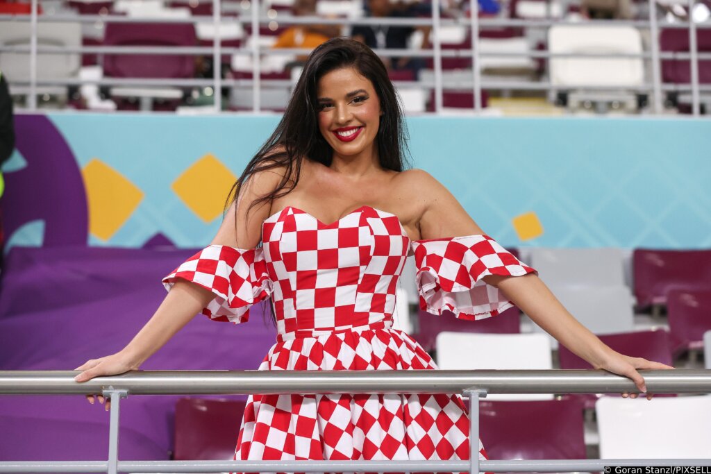 Najpoznatija hrvatska navijačica oduševila u kratkoj kockastoj haljini