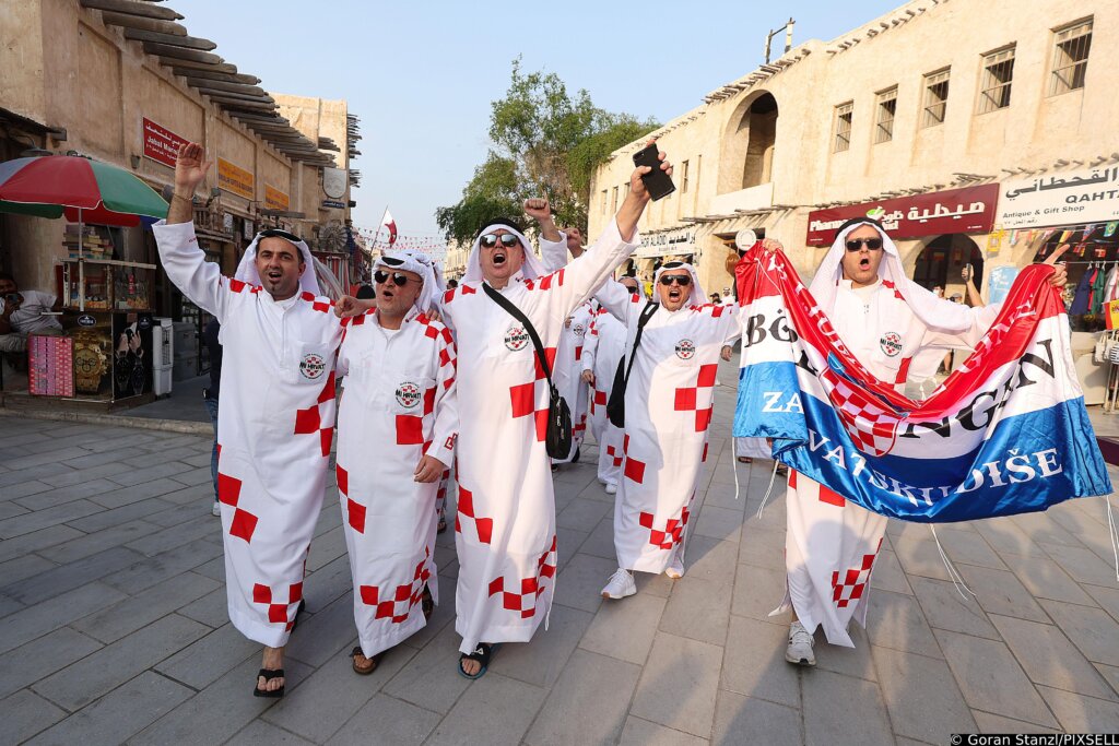 Hrvatski navija?i u tradicionalnim katarskim narodnim nonjama zabavljaju se u centru Dohe