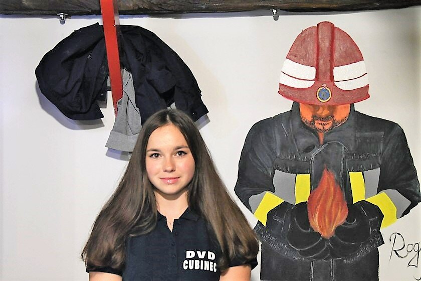Nadarena djevojka Nena Rogina oslikala zid vatrogasnog doma u Cubincu