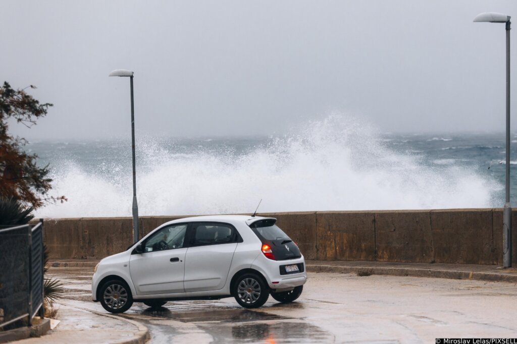 Split: Olujno jugo prebacuje valove preko ulaza u ACI marinu