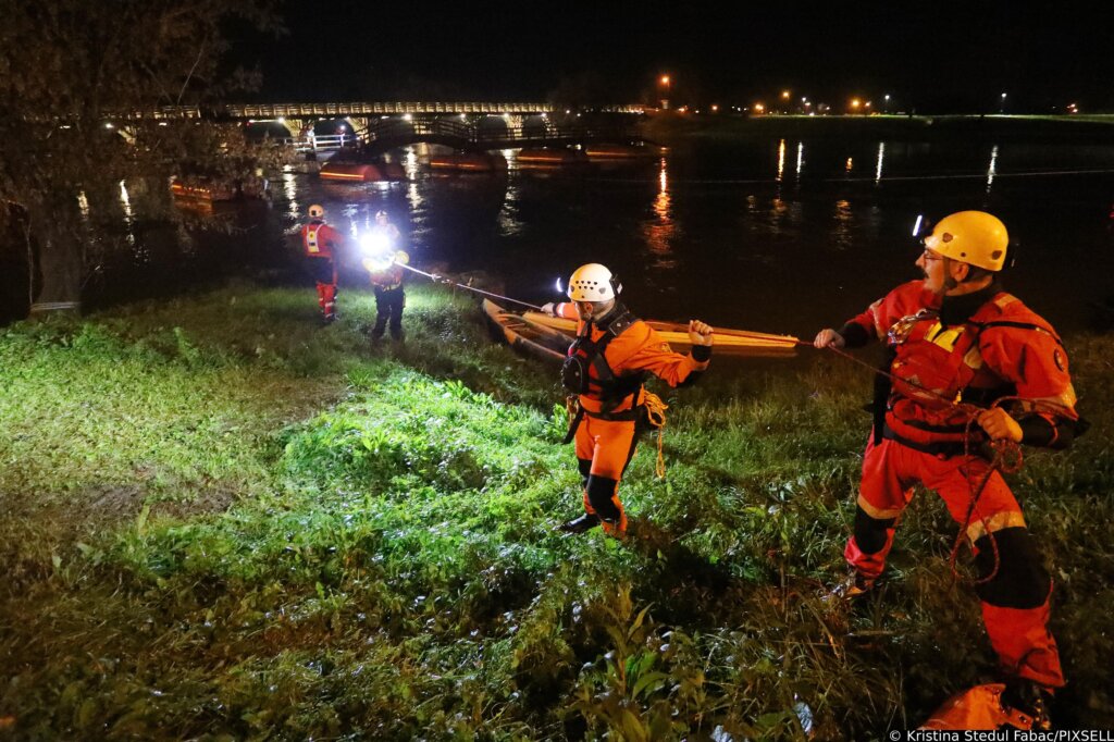 U Karlovcu se otkačio pontonski most, zarotirao se i počeo plutati prema starom drvenom mostu