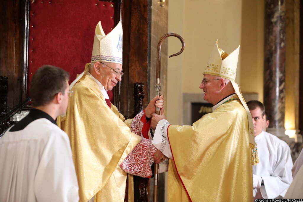 Riječki nadbiskup Uzinić preuzeo biskupski štap u katedrali sv. Vida