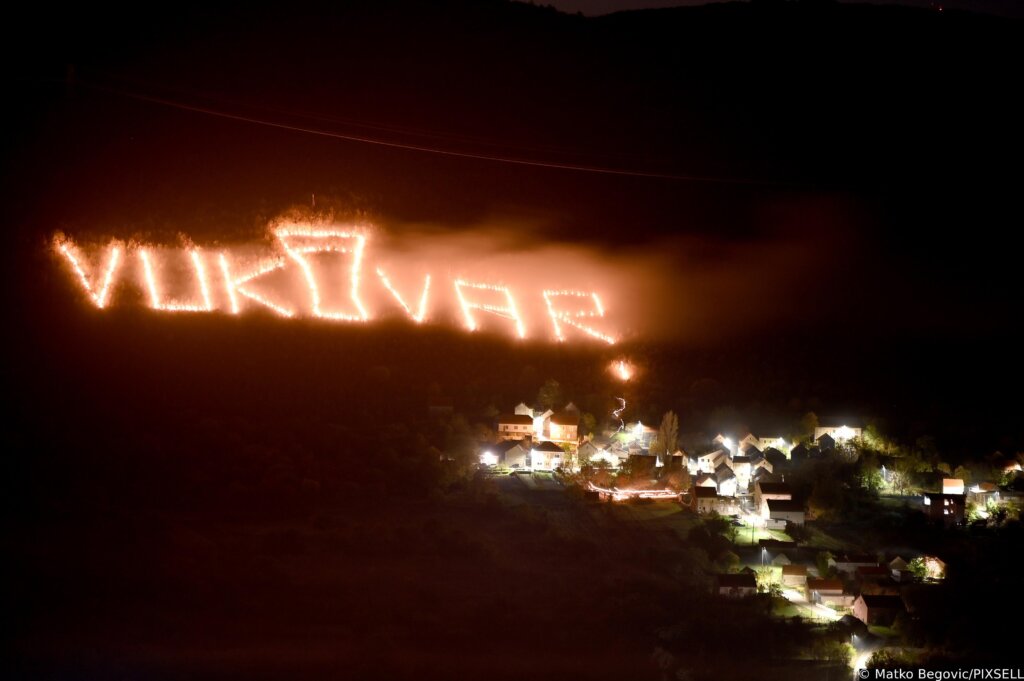 Cista Velika: S više od 600 vatrenih kugli mještani na brdu ispisali ime Vukovara