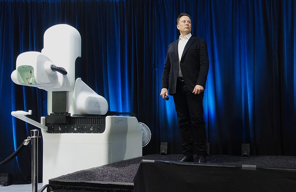 Elon Musk očekuje klinička testiranja na ljudima za pola godine: ‘Ugradit ćemo im bežični moždani čip’