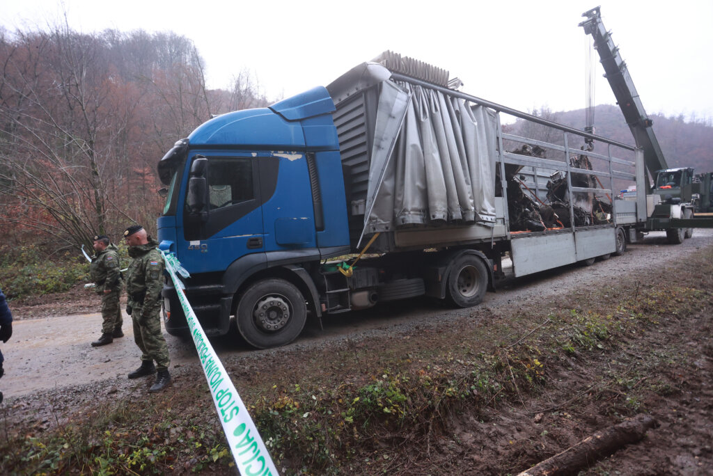 Kamionom Dovezeni Ostaci Zrakoplova Mig 21 Koji Se Srušio Nedaleko Voćina