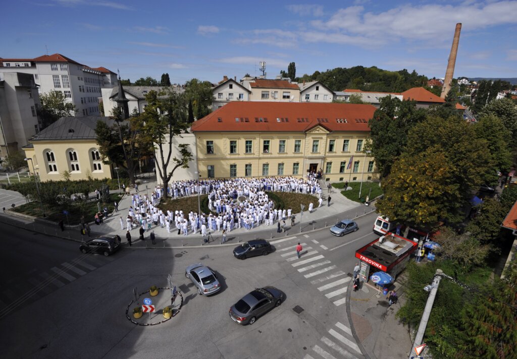 Zagreb: Akcija "5 do 12" lije?nika i medicinskog osoblja u trajku ispred KBC "Sestre milosrdnice"