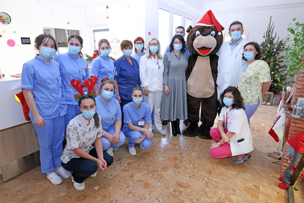 Podravka i Lino medvjedić povodom nadolazećih blagdana razveselili mališane u Općoj bolnici Dr. Tomislav Bardek u Koprivnici_1