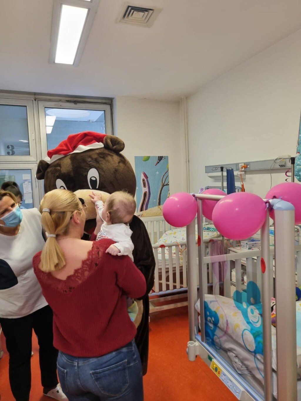 Podravka i Lino medvjedić povodom nadolazećih blagdana razveselili mališane u Općoj bolnici Dr. Tomislav Bardek u Koprivnici_4