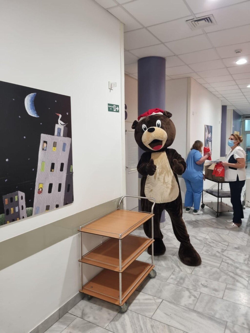 Podravka i Lino medvjedić povodom nadolazećih blagdana razveselili mališane u Općoj bolnici Dr. Tomislav Bardek u Koprivnici_5
